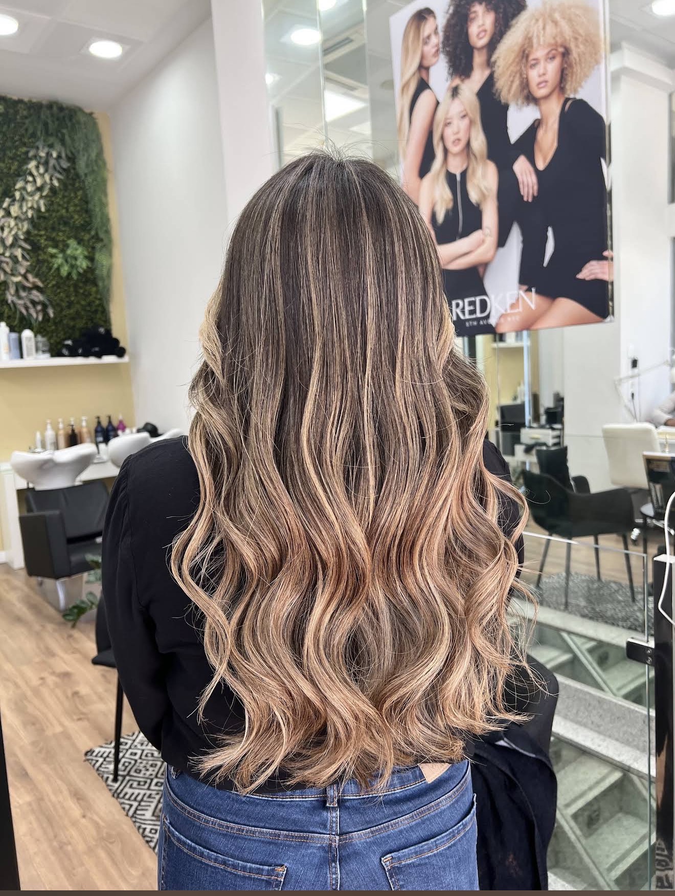 Editorial Look Right